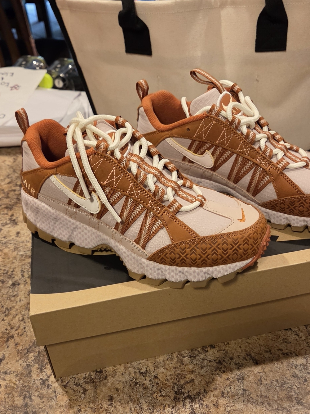 NIKE AIR HUMARA DARK RUSSET / PEACH CREAM. BEAUTIFUL SHOE!